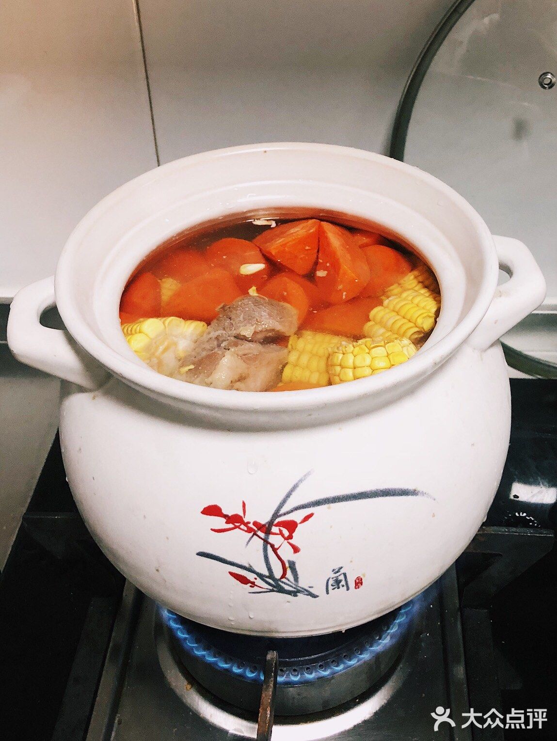 🥕营养美味胡萝卜玉米猪骨汤，🌽色香味俱全