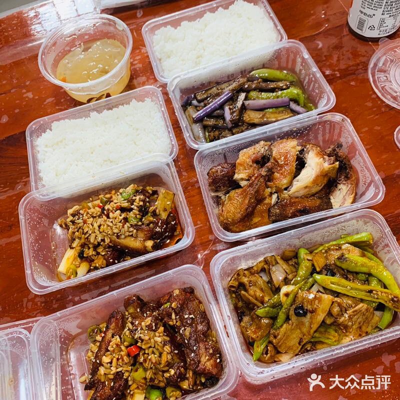 饭看着大盒但是薄薄一层而已