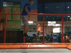 教练演示蹦床教学动作-零度滑雪室内训练中心(莘庄店)