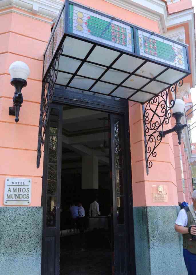 两个世界饭店-"两个世界饭店是一个偏粉色的多层建筑,外边.