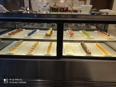 面包甜点陈列柜-索菲特酒店 · 云尚天际自助餐厅