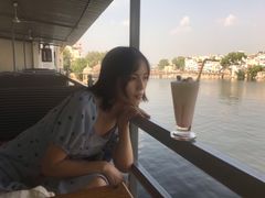 -Lake Shore Hotel & Restaurant