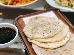 荞面猪肉酸菜馅饼-哈啾嗨·新概念蒙餐(红星新城店)