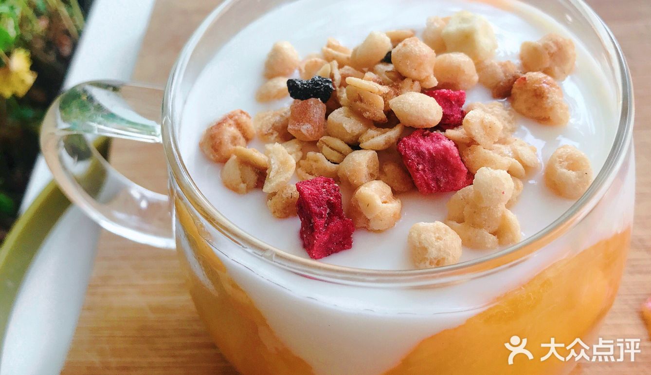 一口一天都清新的低卡甜品——水果谷物酸奶杯