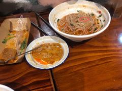-爆炸头阿姨小四川正宗川味小吃(无任何分店)