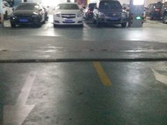 -家乐福南翔店停车场