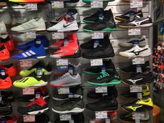 全是球鞋，款式齐全。价格合理！-サッカーショップKAMO(心斎橋店)