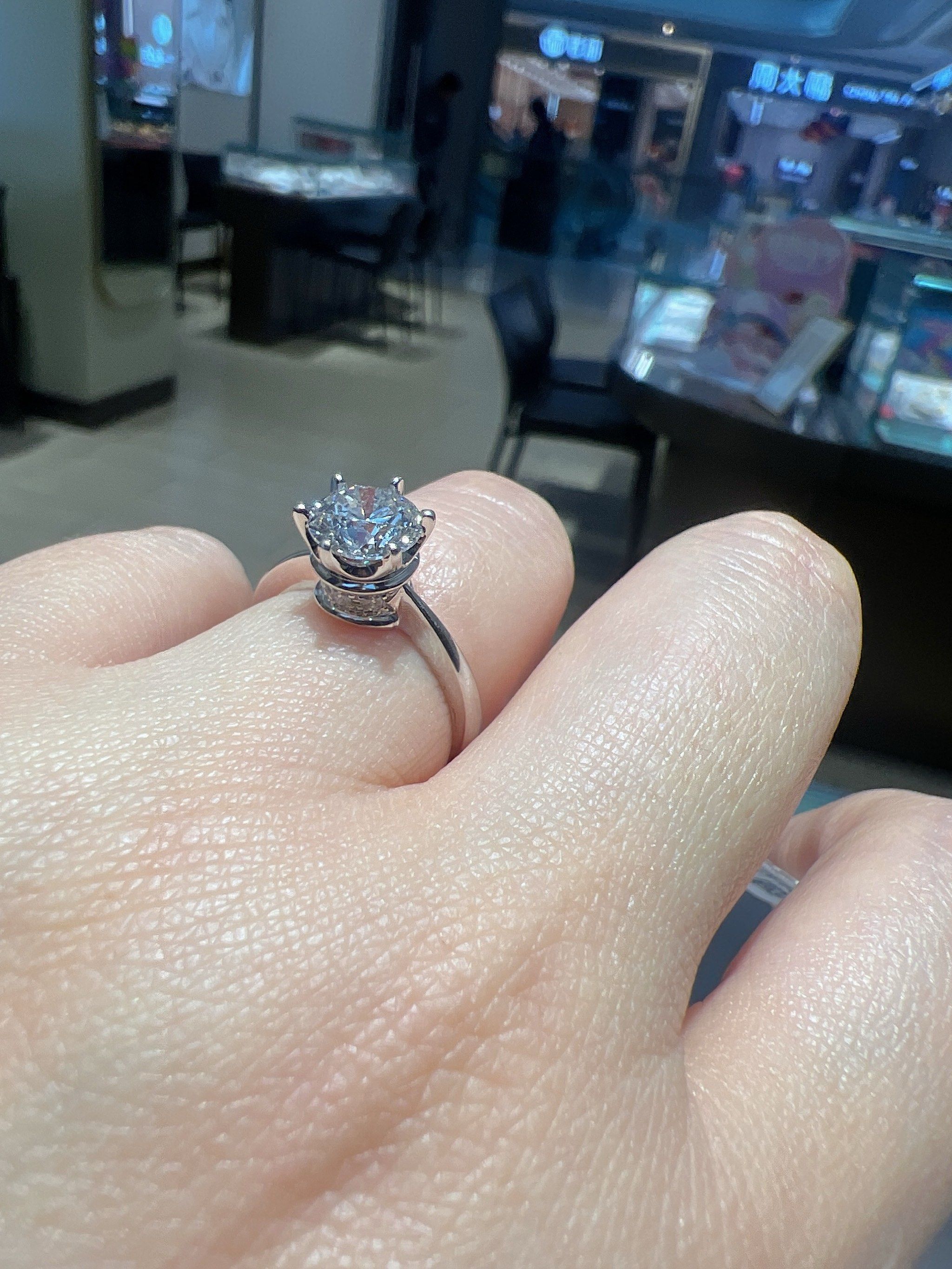 周生生钻石戒指