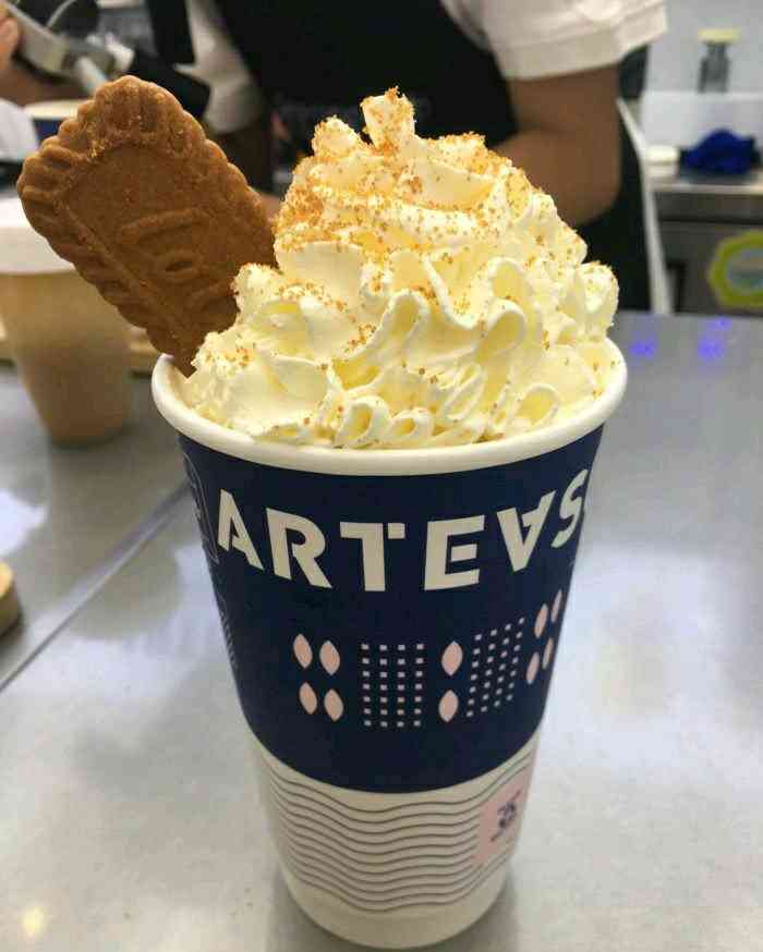 奶茶上班是一层奶油,拿着饼干撩着奶油吃也太好吃了了吧.