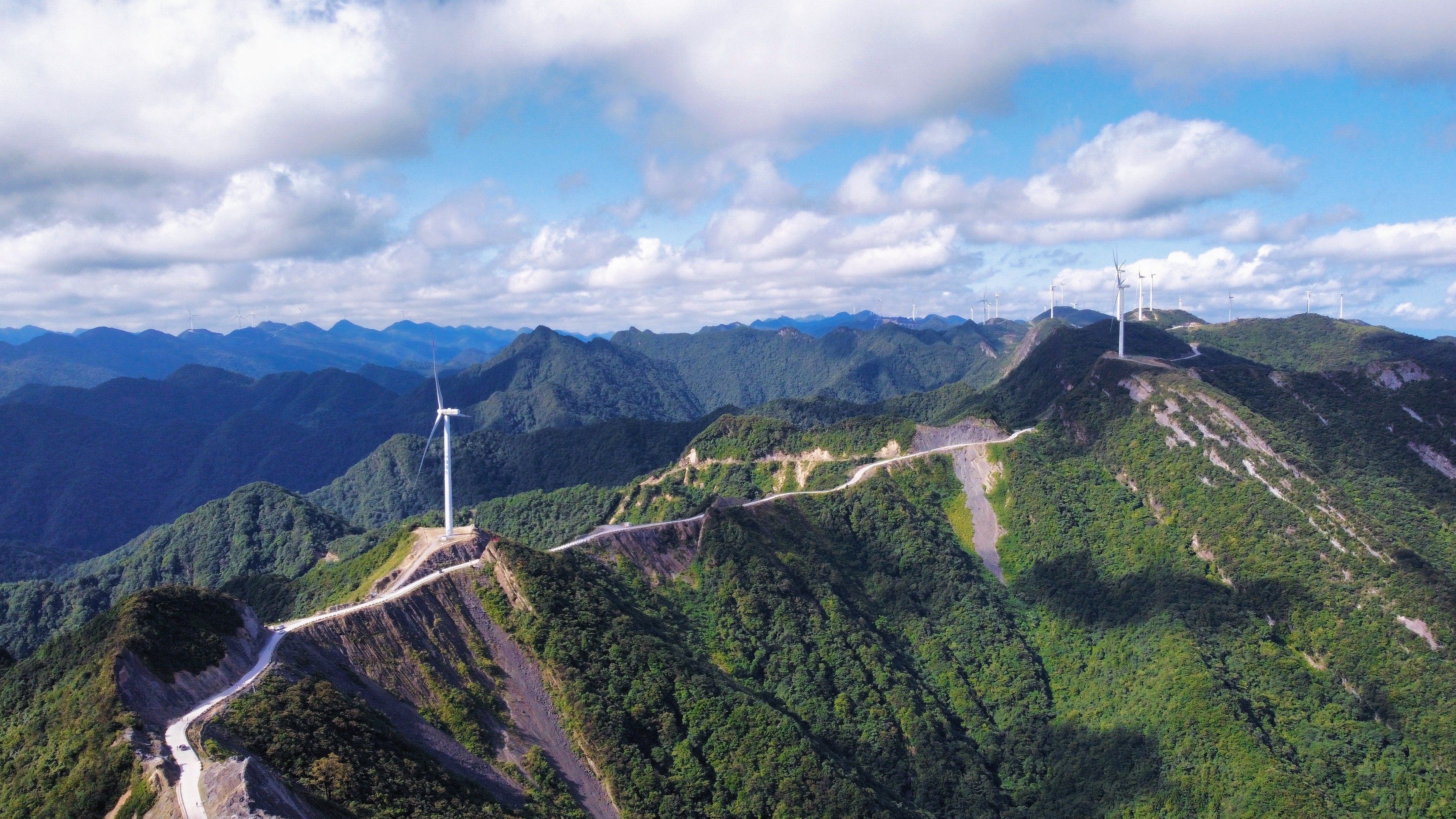 景点介绍
位于石柱的刀背梁,海拔1600左右,趁着重庆的高温刚好过
