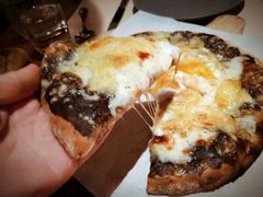黑松露披萨，三种芝士和有机鸡蛋-Mercato莫卡多露台餐厅与酒吧(K11店)