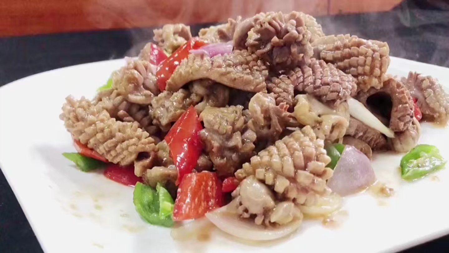 鸡胗易得,捡肥大者去里,所谓去里就是把附在上面的一层厚皮去掉.