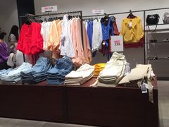 -URBAN REVIVO(高德置地广场·春广场店)