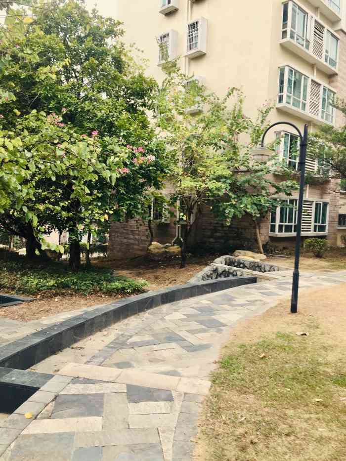 华南御景园-"在岑村公交站,这里很塞车,出来塞,进去也.