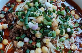 Spicy Pea and Meat Sauce Noodles