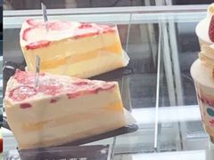 牛乳莓莓-卷心卷意·轻甜蛋糕(新光天地店)