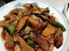 地三鲜-东北哈尔滨酱骨头馆房掌柜铁锅炖