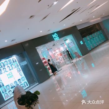 里面有比优特超市，星巴克，服装类，包含吃喝玩乐