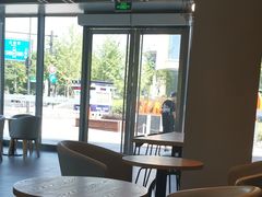 靠窗位-瑞幸咖啡(杭州绿地中央店)