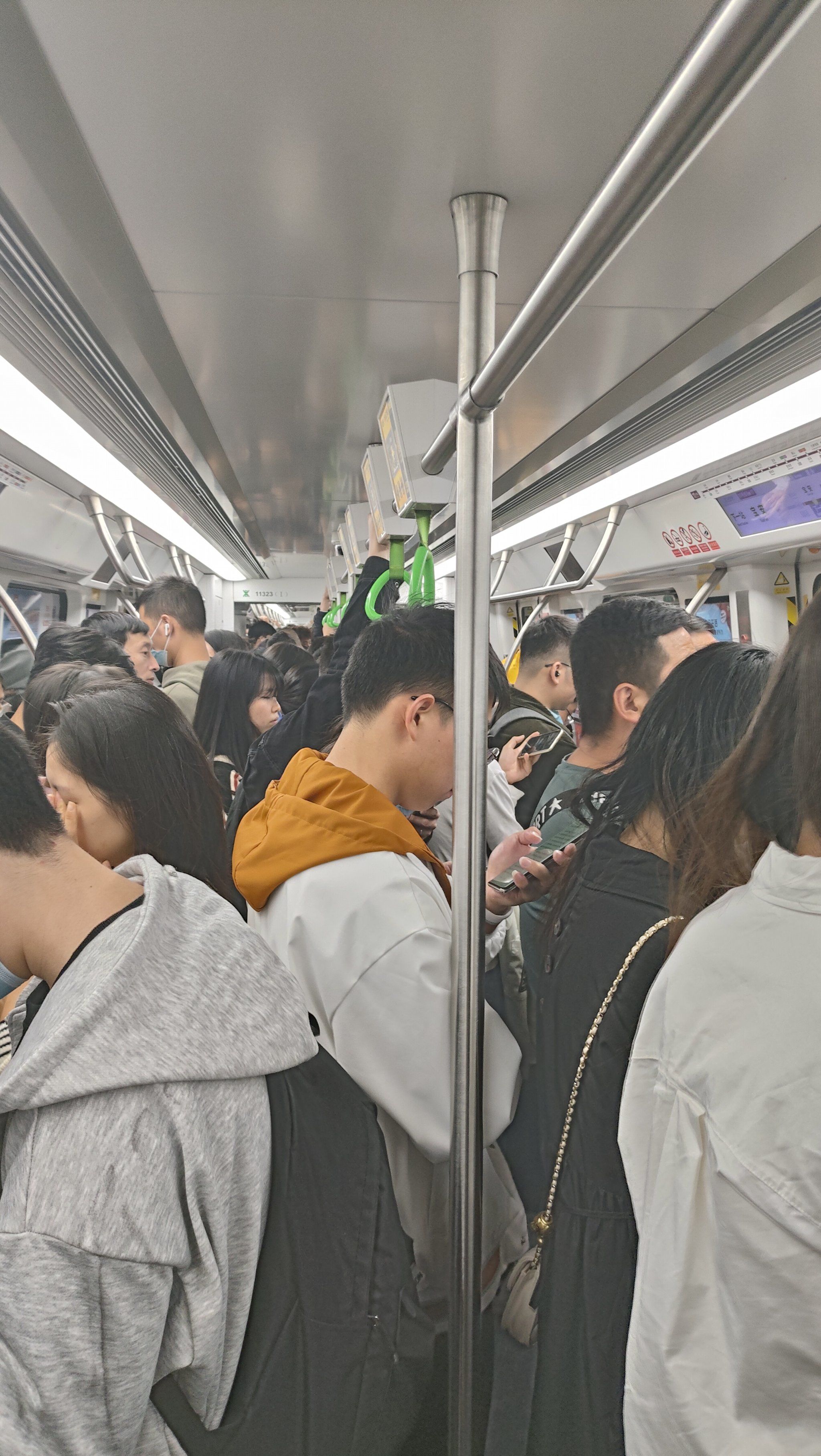 深圳地铁11号线永远满员