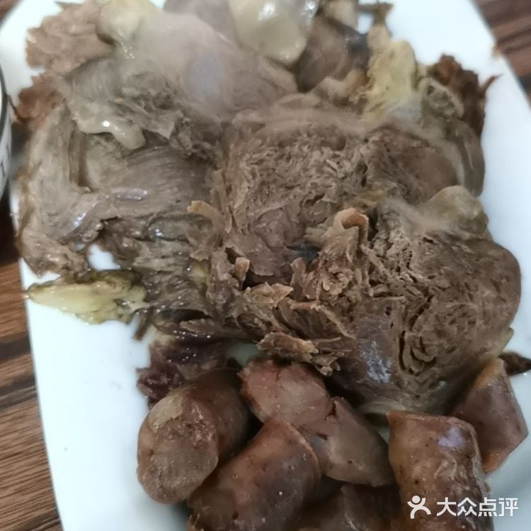 小鸡炖蘑菇，蒜台炒肉，还有肘子，都是超级美味的！