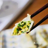 里面的馅料汁水饱满，特别鲜蘸着辣椒和醋吃
