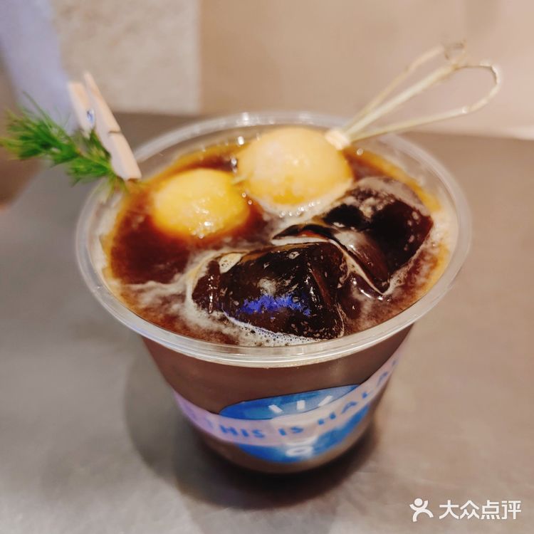 店面不大。门口的椅子去的时候有人坐啦，很适合拍照…