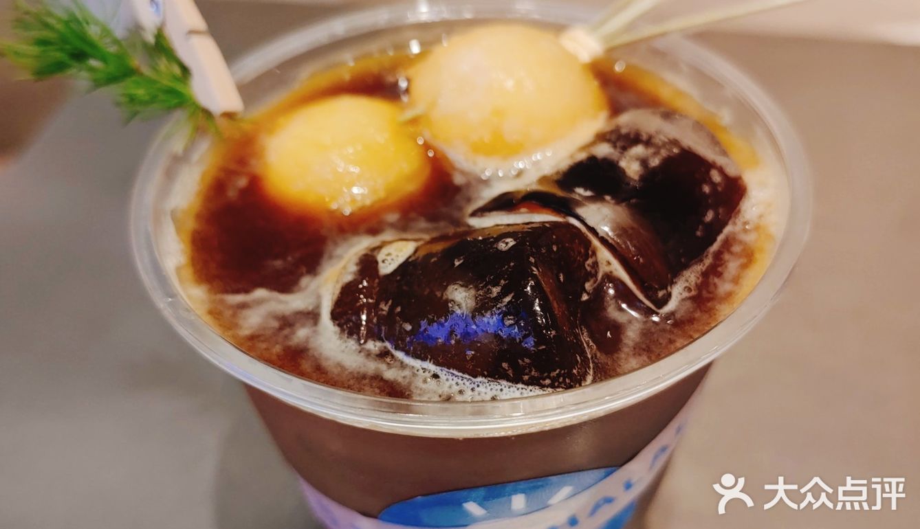 店面不大。门口的椅子去的时候有人坐啦，很适合拍照…