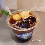 店面不大。门口的椅子去的时候有人坐啦，很适合拍照…