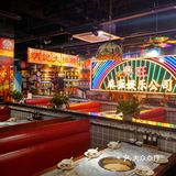 大屏不停闪烁，夜街环境，步入餐厅，感觉漫步于旺角街头