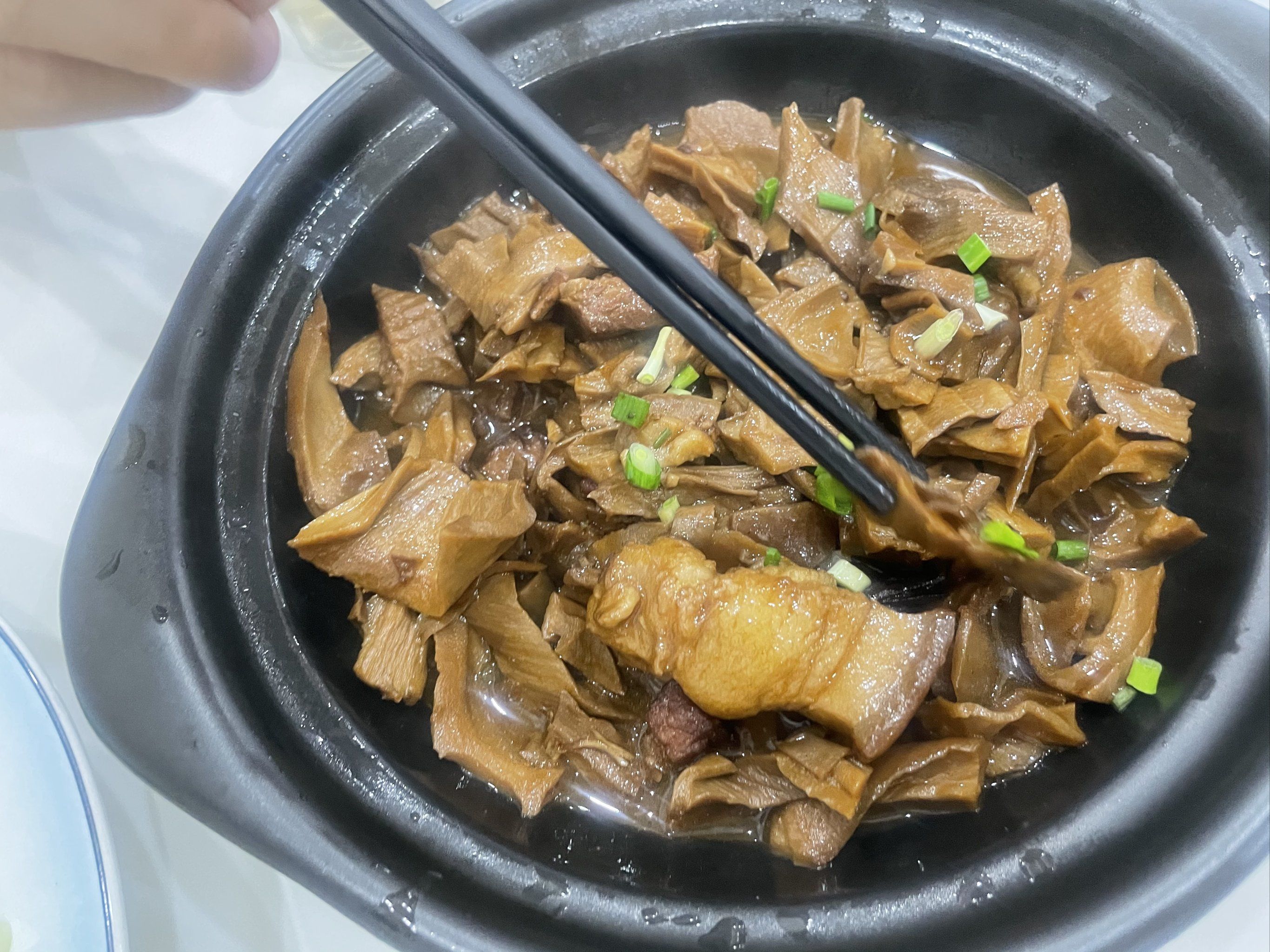 挺不错的,鸡肉很嫩,笋干烧肉很下饭