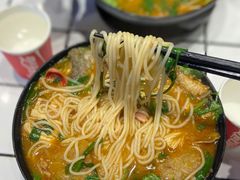 招牌炸酱酸辣米线-肥汁米蘭香港米线(长宁来福士店)