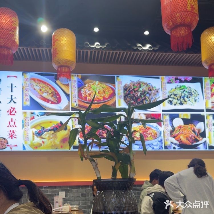 在这吃到了最正宗的徽菜。李鸿章大杂烩食材多样，汤汁浓郁