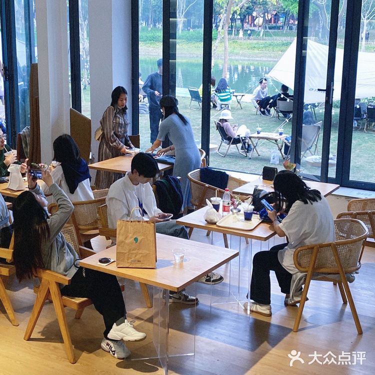 广州探店|⛰️被春日渗透的森林湖景咖啡馆