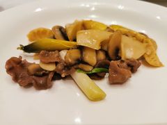 蘑菇春笋炒雪花牛舌-Yan Ting 宴庭中餐厅(上海静安瑞吉酒店)