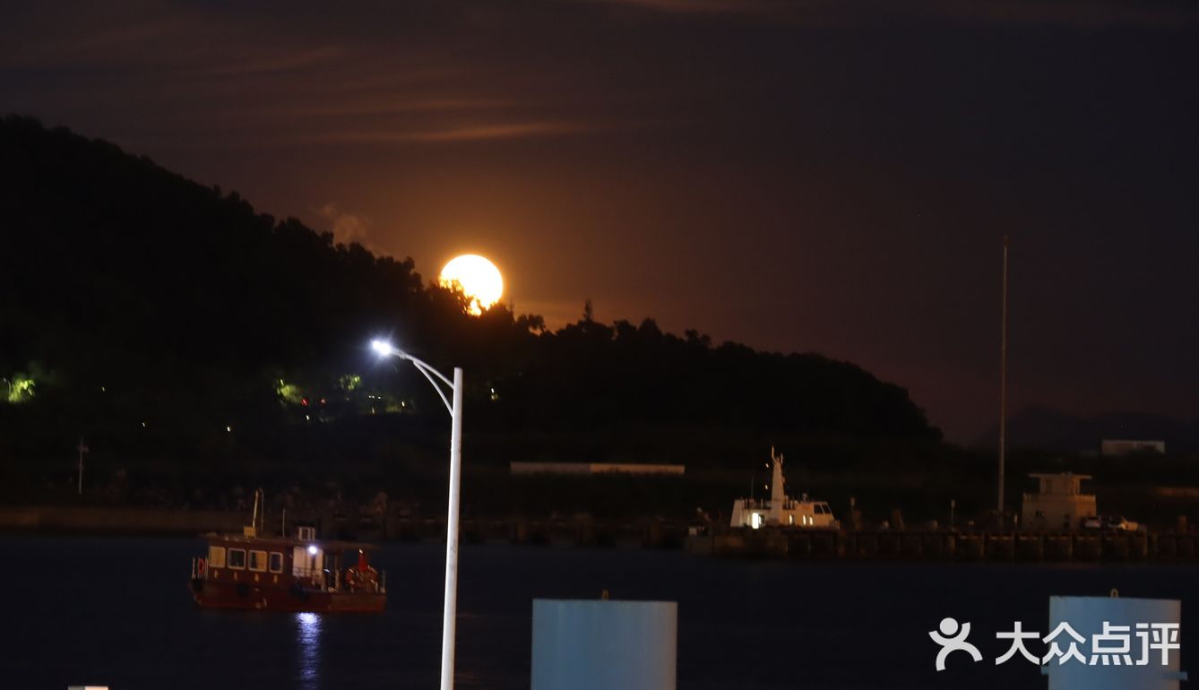 中秋夜看月出东方 从山后升起倒映在水中