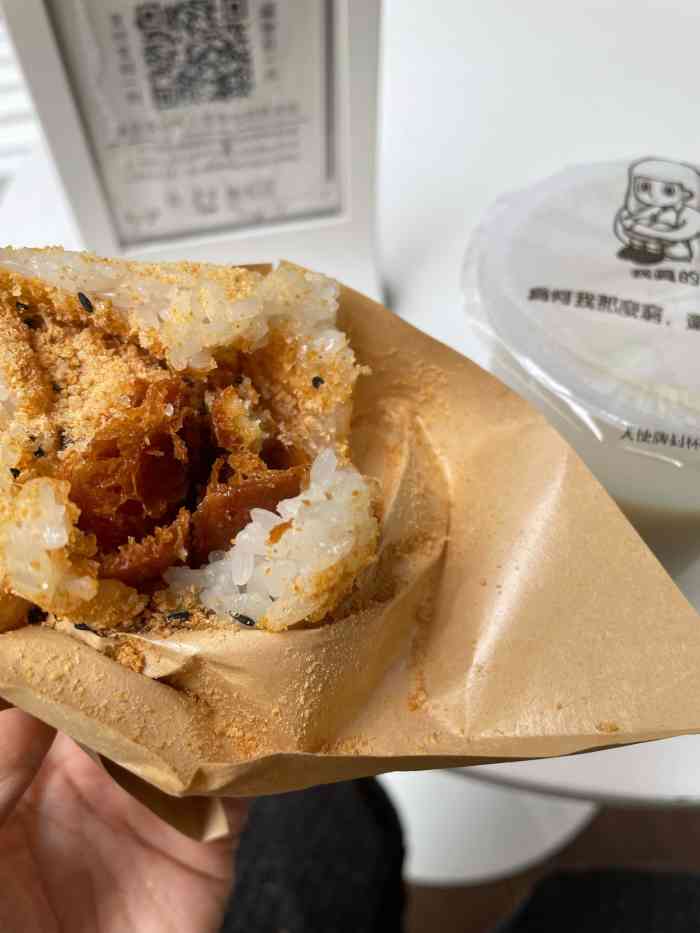 甜饭团6元一个老街糯米团里面是油条酥和芝麻白糖混合外面裹着一层