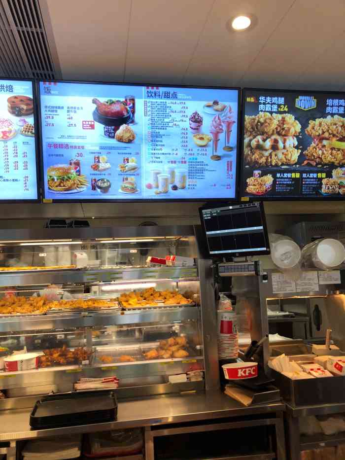 肯德基(虎城店)-"取餐特别慢,服务台配餐的竟然在帮客人指导.