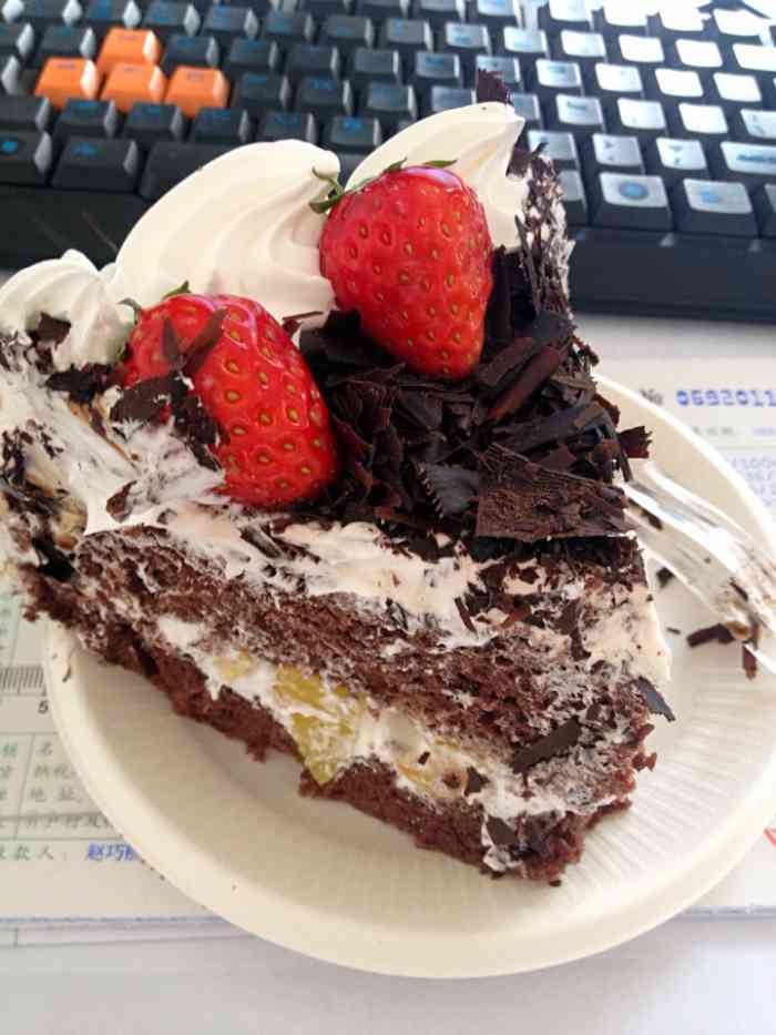 打分 同事过生日去给买的蛋糕,味道很棒啊不会很甜.刚好不腻.