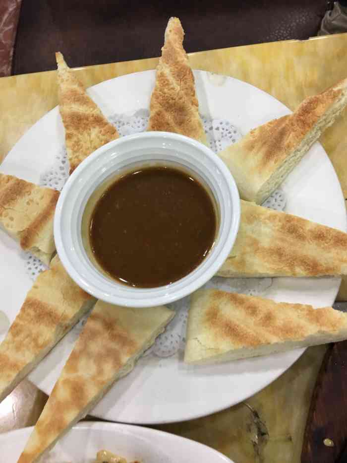 主动倒水帮忙催菜……菜品口味咸鲜为主,喜欢这家的锅盔馍馍 香酥脆