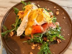 经典烟熏三文鱼菠菜本尼迪克蛋-the rug 飞毯 (朝阳公园店)