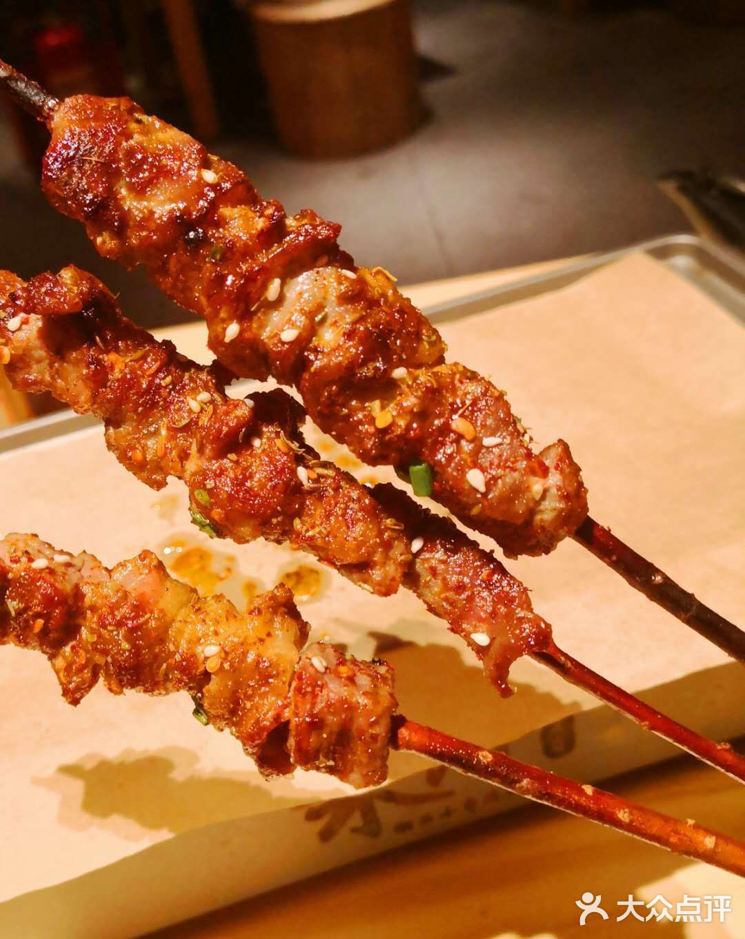 红柳枝羊肉串烤得很香吃一口就停不下来