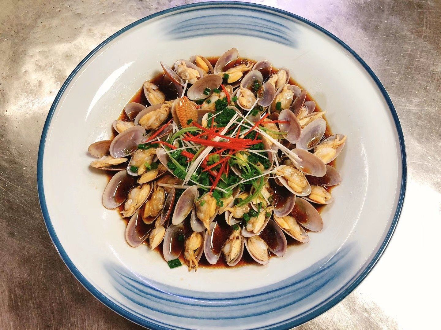 葱油花甲的口味非常鲜美,蛤蜊非常鲜嫩,量