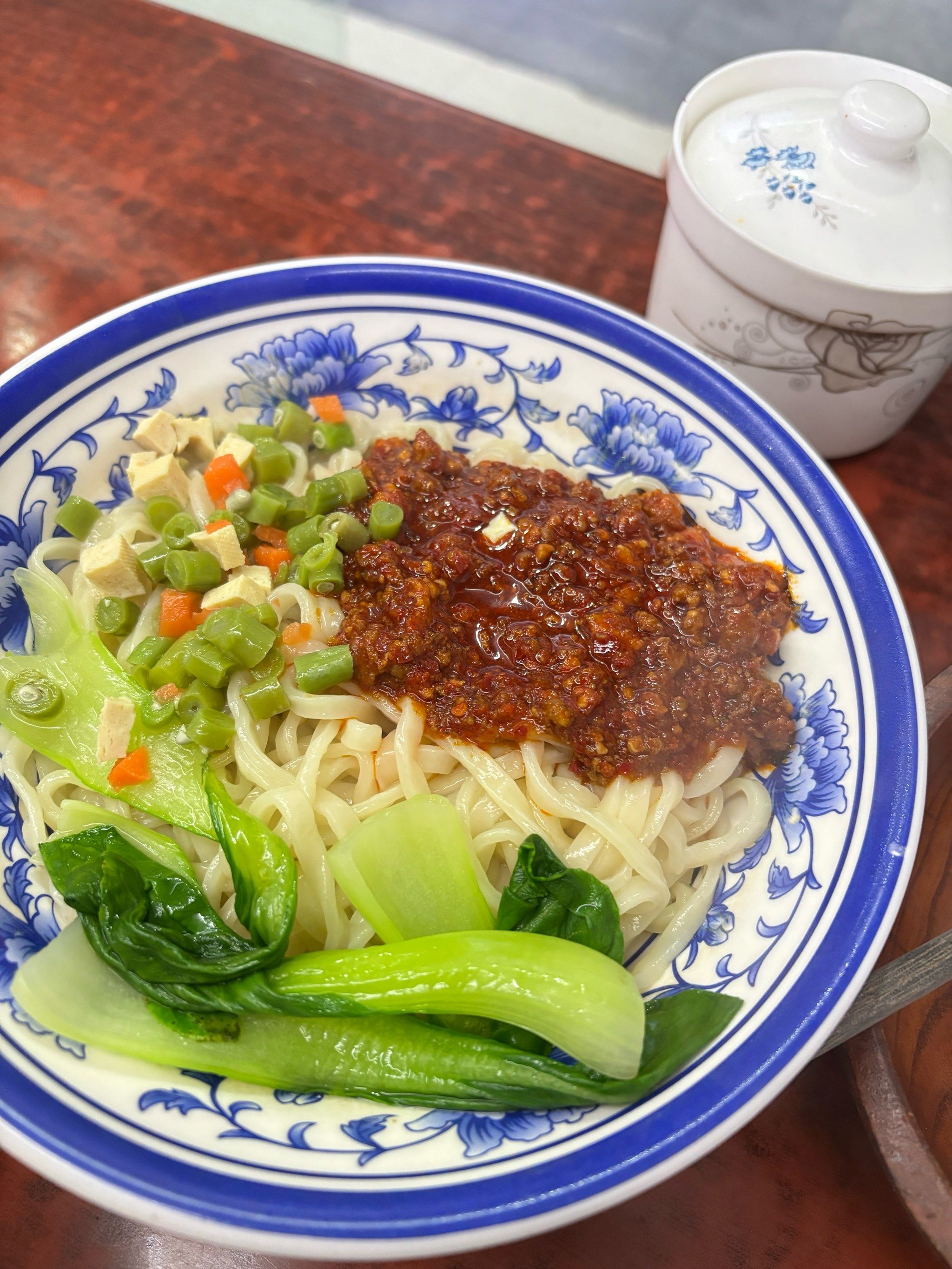 老陕味干拌臊子面以豪迈粗犷的西北风情俘获食客:手擀宽面薄光筋道