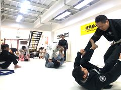 -菠萝格斗巴西柔术训练馆