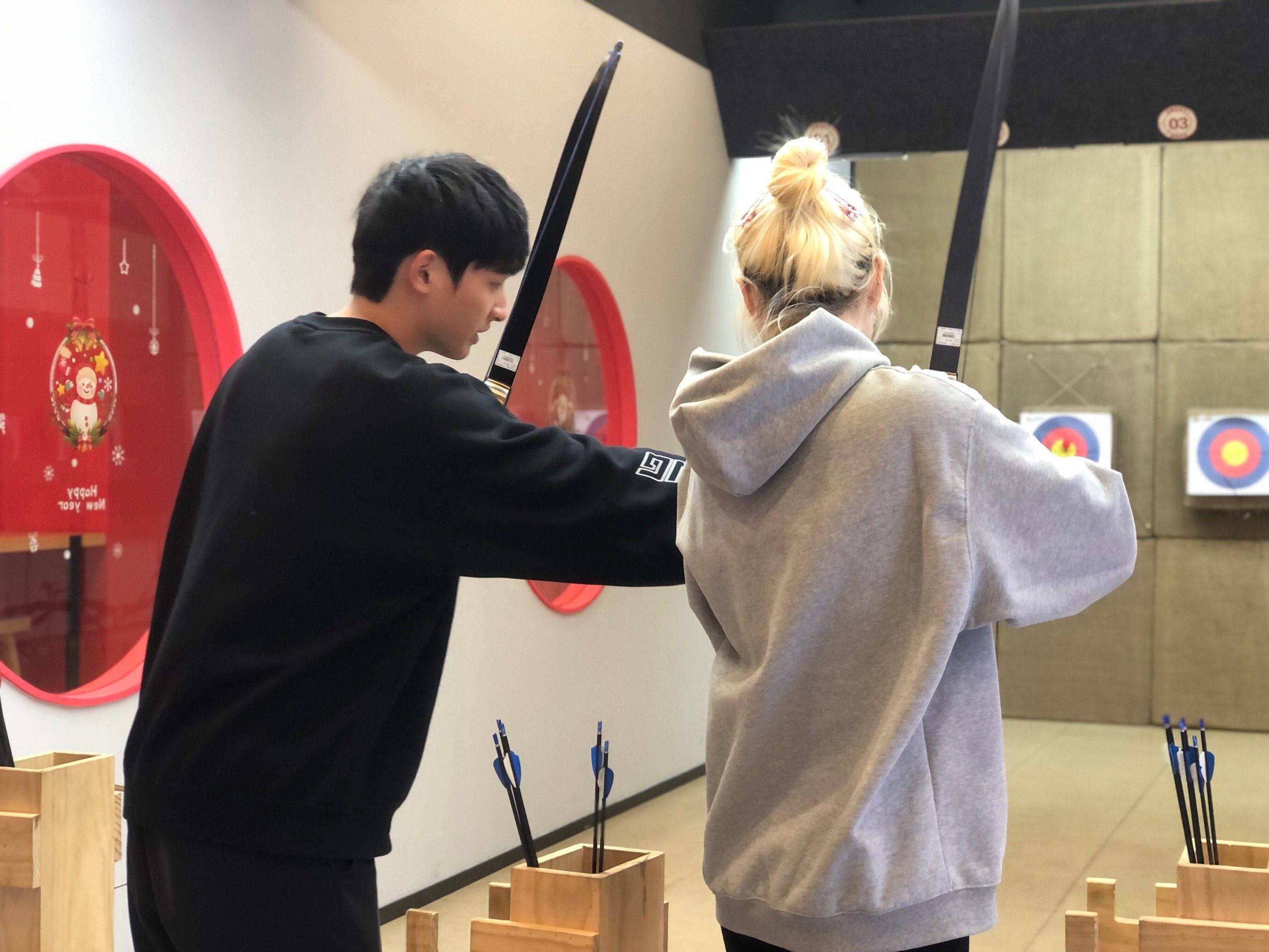 情侣射箭,一箭穿心