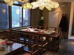 大堂 新中式风格的，灯没有用中式风，用这种云朵风，不压抑又亮。感觉温馨。-月满大江火锅(总府路店)