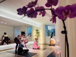 -闺蜜瑜伽·普拉提女性塑形馆