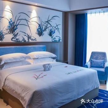 正门镂空的白房子就是你要一步一步去发现精彩的地方