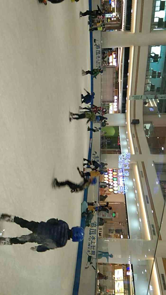 逛商场看到有滑冰70所以就想来玩一玩10年前有玩过一次